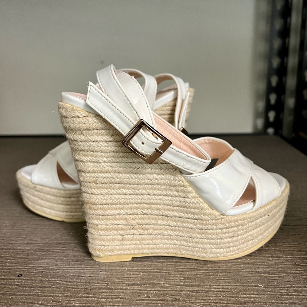 EUC white ankle strap platform petite wedge Size 215/ 3.5/ 33